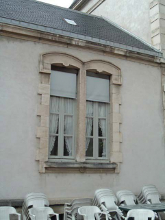 Vue de détail d'une baie géminée (aile gauche surbaissée). © Région Bourgogne-Franche-Comté, Inventaire du patrimoine