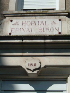 Vue de détail de la façade latérale, portant l'inscription "HOPITAL EPINAT-SIMON 1912". © Région Bourgogne-Franche-Comté, Inventaire du patrimoine