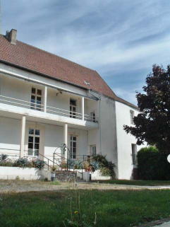 Bâtiment ancien Caristie (vers 1752), façade postérieure sur le jardin, remaniée et aile en retour droite. © Région Bourgogne-Franche-Comté, Inventaire du patrimoine
