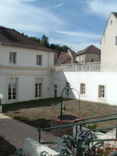 Bâtiment Dalivert (1781-1784), vue partielle de la façade antérieure depuis le bâtiment Caristie (vers 1752), jardin et galerie de liaison contemporaine. © Région Bourgogne-Franche-Comté, Inventaire du patrimoine