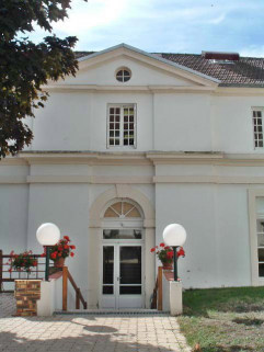 Bâtiment Dalivert (1781-1784), vue rapprochée de la façade antérieure, avant-corps central. © Région Bourgogne-Franche-Comté, Inventaire du patrimoine