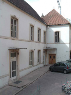 Bâtiment Caristie (vers 1752), vue partielle latérale de la façade antérieure. © Région Bourgogne-Franche-Comté, Inventaire du patrimoine