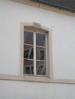 Bâtiment Caristie (vers 1752), vue de détail de la façade antérieure, fenêtre portant l'inscription JHS, HOPITAL. © Région Bourgogne-Franche-Comté, Inventaire du patrimoine