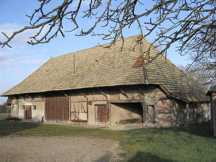 Vue d'ensemble de la façade du bâtiment des dépendances. © Ecomusée de la Bresse Bourguignonne
