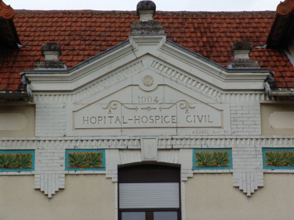 Bâtiment de l'administration, détail du fronton. © Région Bourgogne-Franche-Comté, Inventaire du patrimoine