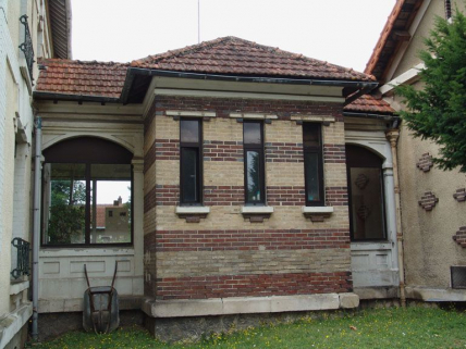 Galerie de liaison entre le bâtiment de l'administration et ceux des cuisines et des réfectoires, vue extérieure. © Région Bourgogne-Franche-Comté, Inventaire du patrimoine