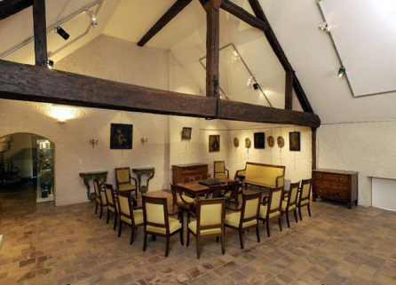 Bâtiment "des salles bourgeoises", 2e étage : reconstitution de la salle du conseil d'administration. © Région Bourgogne-Franche-Comté, Inventaire du patrimoine