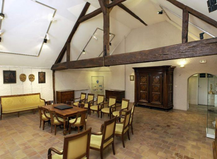 Bâtiment "des salles bourgeoises", 2e étage : reconstitution de la salle du conseil d'administration. © Région Bourgogne-Franche-Comté, Inventaire du patrimoine