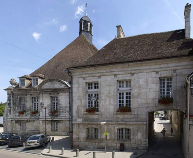 Vue d'ensemble de la façade sur rue, du bâtiment "des salles bourgeoises" et du passage de l'ancienne rue du Prieuré. © Région Bourgogne-Franche-Comté, Inventaire du patrimoine