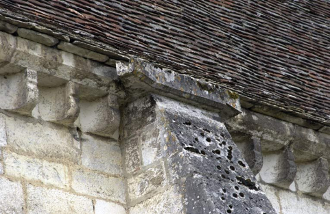 Mur gouttereau nord : jonction du contrefort, corniche sculptée à modillons, évacuation des eaux pluviales. © Région Bourgogne-Franche-Comté, Inventaire du patrimoine