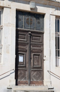 Façade sur rue : détail (porte d'entrée de l'ancienne salle des hommes devenue chapelle). © Région Bourgogne-Franche-Comté, Inventaire du patrimoine