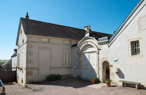 Façade sur rue : vue partielle (portail et corps de bâtiment latéral gauche). © Région Bourgogne-Franche-Comté, Inventaire du patrimoine