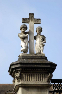 Portail : groupe sculpté du pilier droit. © Région Bourgogne-Franche-Comté, Inventaire du patrimoine