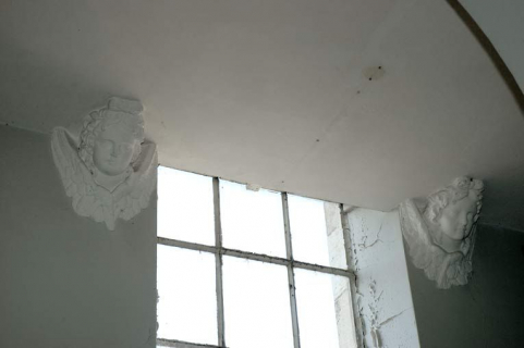 Consoles encadrant la fenêtre du palier de l'escalier de la galerie. © Région Bourgogne-Franche-Comté, Inventaire du patrimoine