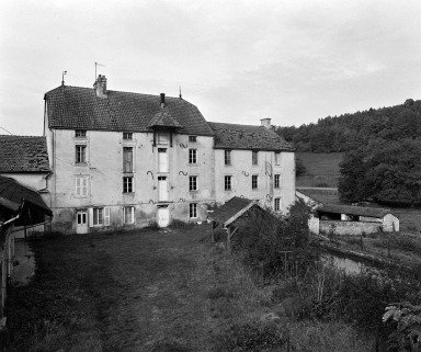 Les bâtiments principaux. Vue prise de l'est, depuis le portail d'entrée. © Région Bourgogne-Franche-Comté, Inventaire du patrimoine