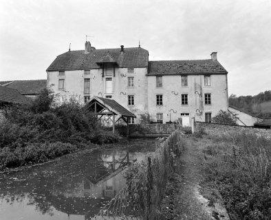 Les bâtiments principaux et le lavoir. Vue prise de l'est, depuis la retenue de la Coquille. © Région Bourgogne-Franche-Comté, Inventaire du patrimoine