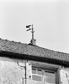 Girouette sur le faîtage du corps gauche. © Région Bourgogne-Franche-Comté, Inventaire du patrimoine