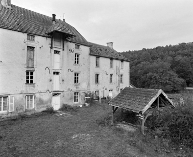 Les bâtiments principaux et le lavoir. Vue prise du sud-est, depuis la cour. © Région Bourgogne-Franche-Comté, Inventaire du patrimoine