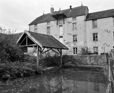Les bâtiments principaux et le lavoir. Vue prise de l'est, depuis le bord de la Coquille. © Région Bourgogne-Franche-Comté, Inventaire du patrimoine