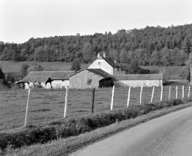 Vue d'ensemble prise du sud, depuis le lieu-dit "Le Champ Rond". © Région Bourgogne-Franche-Comté, Inventaire du patrimoine