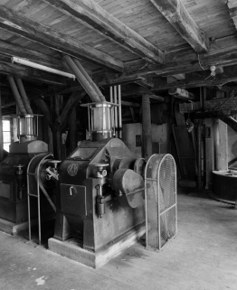 Rez-de-chaussée. Broyeur (marque Socam, Paris). © Région Bourgogne-Franche-Comté, Inventaire du patrimoine