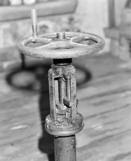 Rez-de-chaussée. Commande d'ouverture de vanne, détail. © Région Bourgogne-Franche-Comté, Inventaire du patrimoine