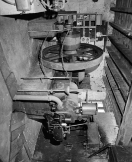 Rez-de-chaussée. Moteur diesel (L. Gardner, constructeur à Patricroft, Angleterre). © Région Bourgogne-Franche-Comté, Inventaire du patrimoine