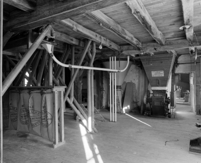 1er étage. Broyeur et ensacheur. © Région Bourgogne-Franche-Comté, Inventaire du patrimoine