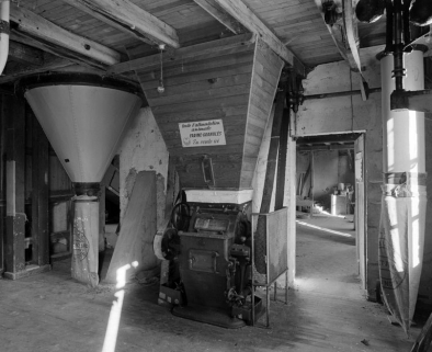 1er étage. Broyeur et ensacheur. © Région Bourgogne-Franche-Comté, Inventaire du patrimoine