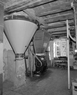 1er étage. Broyeur et ensacheur. © Région Bourgogne-Franche-Comté, Inventaire du patrimoine