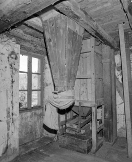 1er étage. Boisseau à farine et ensacheur. © Région Bourgogne-Franche-Comté, Inventaire du patrimoine