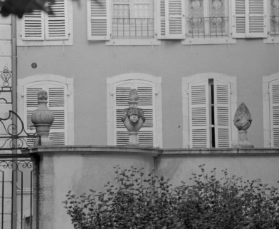 Portail d'entrée : détail des pots à feu. © Région Bourgogne-Franche-Comté, Inventaire du patrimoine