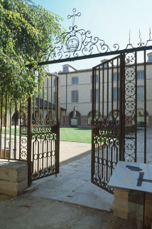 Grille sur la cour intérieure. © Région Bourgogne-Franche-Comté, Inventaire du patrimoine