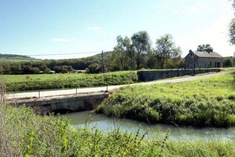Passage de la rigole sous le chemin de halage. © Région Bourgogne-Franche-Comté, Inventaire du patrimoine Passage de la rigole sous le chemin de halage. © Région Bourgogne-Franche-Comté, Inventaire du patrimoine