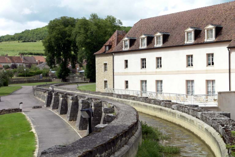 Passage ouvragé à proximité du château de Chailly-sur-Armançon. © Région Bourgogne-Franche-Comté, Inventaire du patrimoine Passage ouvragé à proximité du château de Chailly-sur-Armançon. © Région Bourgogne-Franche-Comté, Inventaire du patrimoine