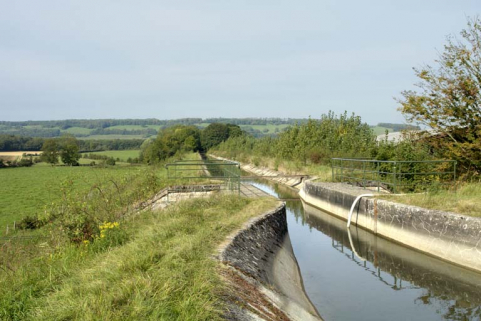Rigole d'alimentation de Cercey ; passage supérieur, vue des berges de la rigole. © Région Bourgogne-Franche-Comté, Inventaire du patrimoine Rigole d'alimentation de Cercey ; passage supérieur, vue des berges de la rigole. © Région Bourgogne-Franche-Comté, Inventaire du patrimoine
