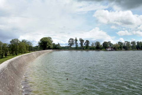 Vue de la digue principale. © Région Bourgogne-Franche-Comté, Inventaire du patrimoine Vue de la digue principale. © Région Bourgogne-Franche-Comté, Inventaire du patrimoine