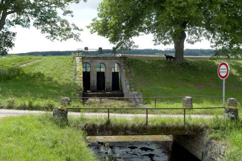 Déversoir ou "évacuateur de crue" à l'extrémité droite de la digue principale, commandé par trois vannes. © Région Bourgogne-Franche-Comté, Inventaire du patrimoine Déversoir ou "évacuateur de crue" à l'extrémité droite de la digue principale, commandé par trois vannes. © Région Bourgogne-Franche-Comté, Inventaire du patrimoine
