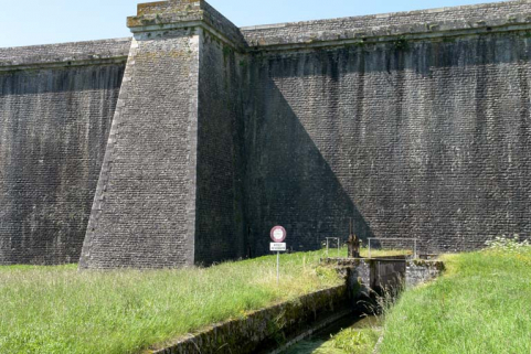 Face avant du barrage avec un contrefort et la rigole d'alimentation du canal. © Région Bourgogne-Franche-Comté, Inventaire du patrimoine