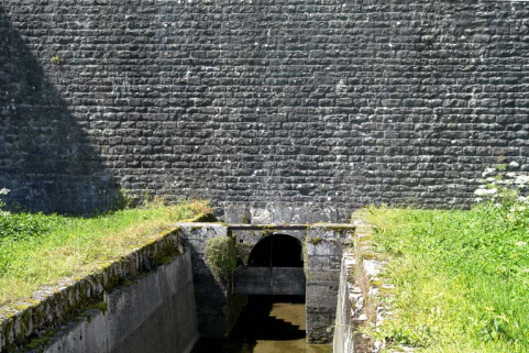 Sortie d'eau au pied du barrage pour la rigole d'alimentation du canal. © Région Bourgogne-Franche-Comté, Inventaire du patrimoine