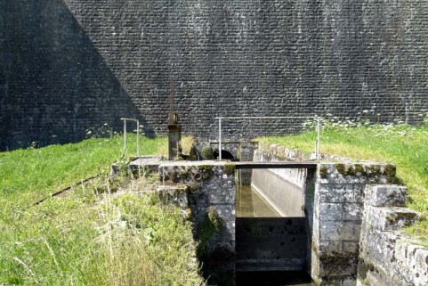 Sortie d'eau au pied du barrage et départ de la rigole d'alimentation du canal. © Région Bourgogne-Franche-Comté, Inventaire du patrimoine