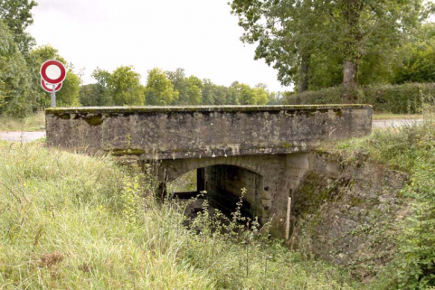 Pont routier sur la rigole de prise d'eau dite "rigole de Beaume", vue aval. © Région Bourgogne-Franche-Comté, Inventaire du patrimoine