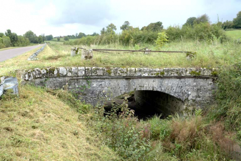 Pont de chemin sur la rigole de prise d'eau dite "rigole de Beaume". © Région Bourgogne-Franche-Comté, Inventaire du patrimoine