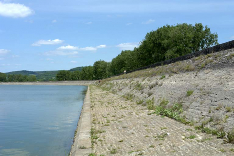 Digue est, vue d'ensemble. © Région Bourgogne-Franche-Comté, Inventaire du patrimoine Digue est, vue d'ensemble. © Région Bourgogne-Franche-Comté, Inventaire du patrimoine