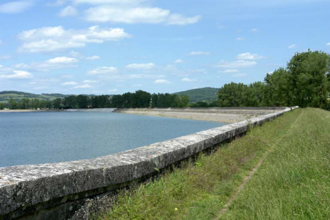 Digue est, vue d'ensemble. © Région Bourgogne-Franche-Comté, Inventaire du patrimoine Digue est, vue d'ensemble. © Région Bourgogne-Franche-Comté, Inventaire du patrimoine