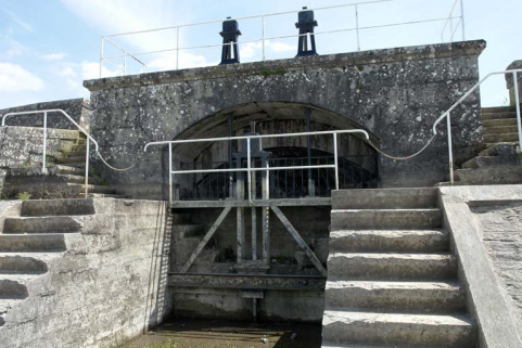 Digue est, ouvrage avec vannes en sortie du réservoir. © Région Bourgogne-Franche-Comté, Inventaire du patrimoine Digue est, ouvrage avec vannes en sortie du réservoir. © Région Bourgogne-Franche-Comté, Inventaire du patrimoine
