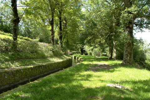 Rigole d'alimentation du canal en sortie du contre-réservoir. © Région Bourgogne-Franche-Comté, Inventaire du patrimoine Rigole d'alimentation du canal en sortie du contre-réservoir. © Région Bourgogne-Franche-Comté, Inventaire du patrimoine