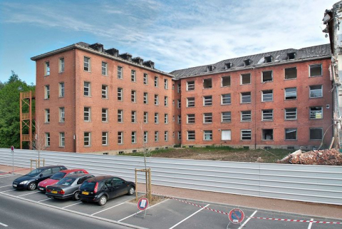 Bâtiment hospitalier en cours de démolition. © Région Bourgogne-Franche-Comté, Inventaire du patrimoine