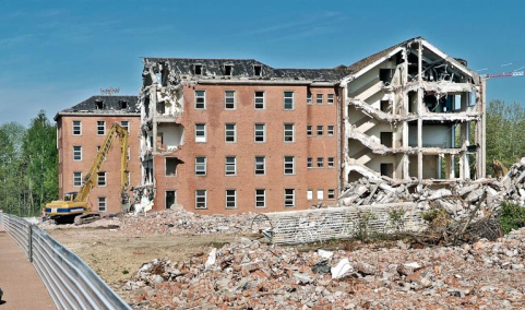 Bâtiment hospitalier en cours de démolition. © Région Bourgogne-Franche-Comté, Inventaire du patrimoine