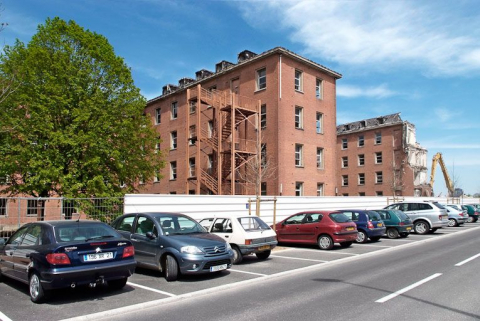 Bâtiment hospitalier en cours de démolition. © Région Bourgogne-Franche-Comté, Inventaire du patrimoine